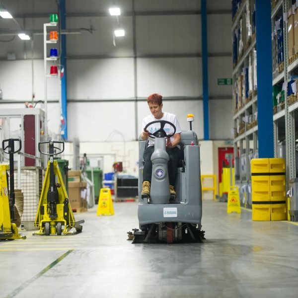 Professional-warehouse-cleaning